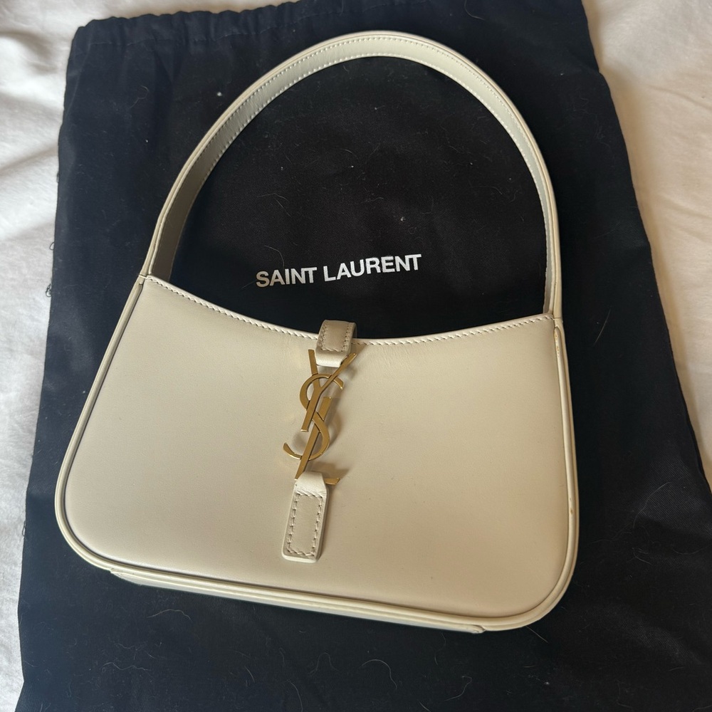 YSL: MINI LE 5 À 7 IN SMOOTH LEATHER
BLANC VINTAGE